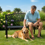 Czarna ławka ogrodowa ARCADIA ze stalowymi nogami i żeliwnym oparciem szerokość 127 cm - obrazek 2