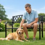 Czarna ławka ogrodowa CLASSICO ze stalowymi nogami i żeliwnym oparciem szerokość 127 cm - obrazek 3